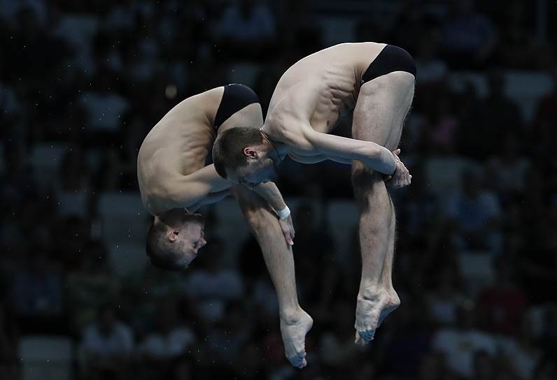 Российские прыгуны в воду Виктор Минибаев и Александр Бондарь