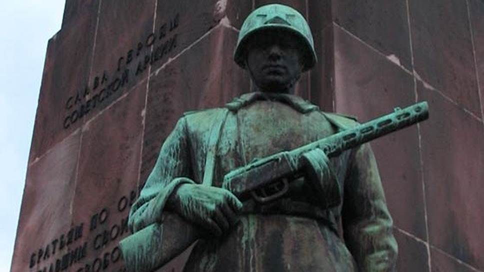 МИД РФ пообещал не оставить без последствий снос памятников советским воинам