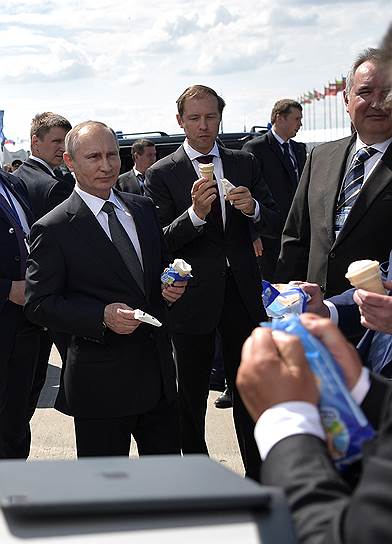 Президент России Владимир Путин (слева), министр промышленности и торговли Денис Мантуров (в центре), вице-премьер Дмитрий Рогозин (справа)