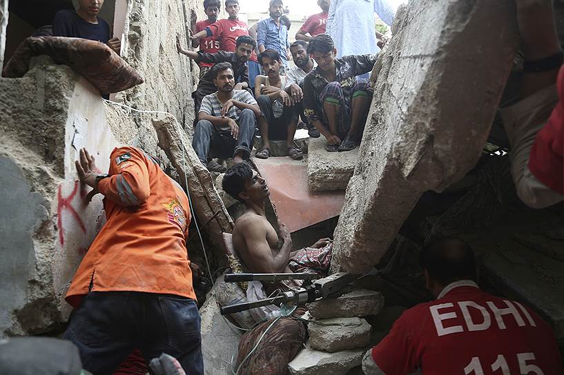 Завалы рухнувшего дома в Карачи, Пакистан