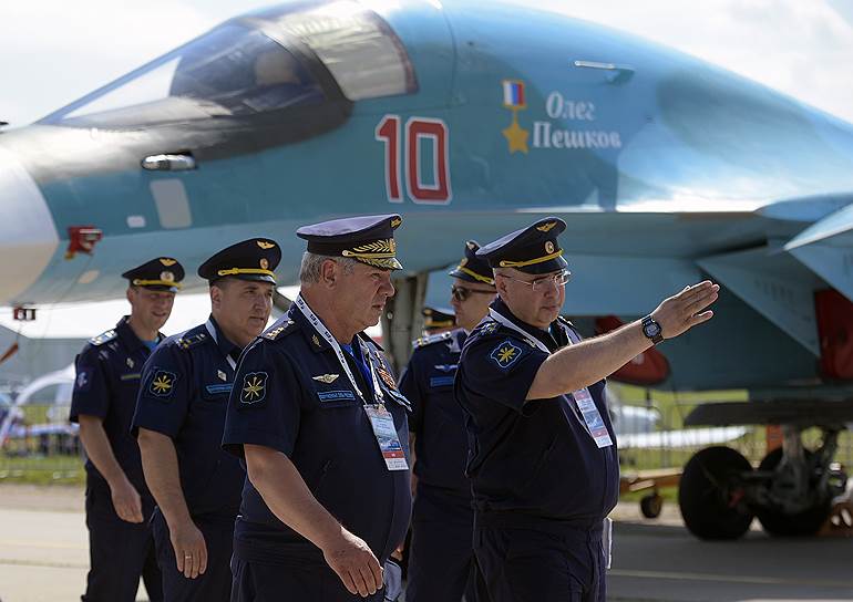 Главнокомандующий Воздушно-космических сил (ВКС) России, генерал-полковник Виктор Бондарев (в центре)
