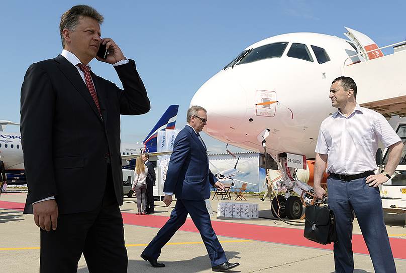 Министр транспорта России Максим Соколов (слева) во время посещения авиасалона