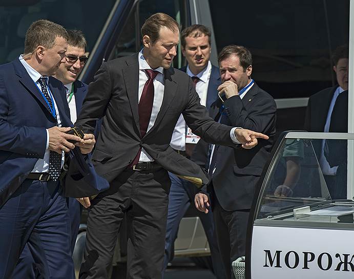 Министр промышленности и торговли Денис Мантуров (в центре)