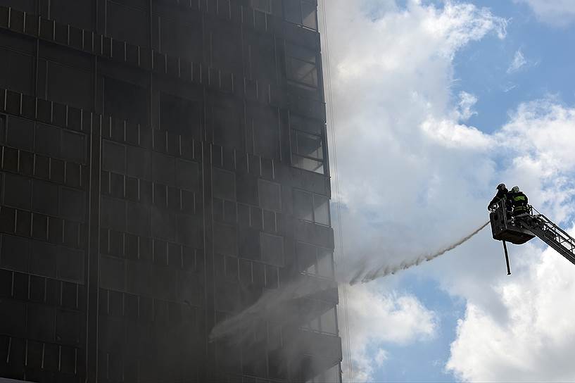 Пожар в здании-книжке на улице Новый Арбат в центре Москвы