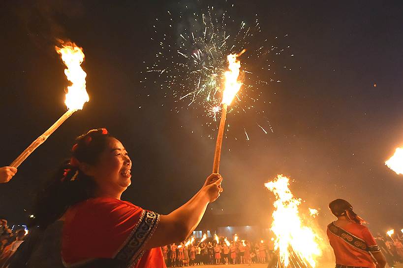 Гуйчжоу, Китай. Национальное меньшинство И празднует Фестиваль огня 