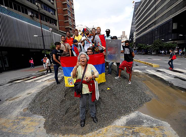 Каракаса, Венесуэла. Участники акций против президента Николаса Мадуро