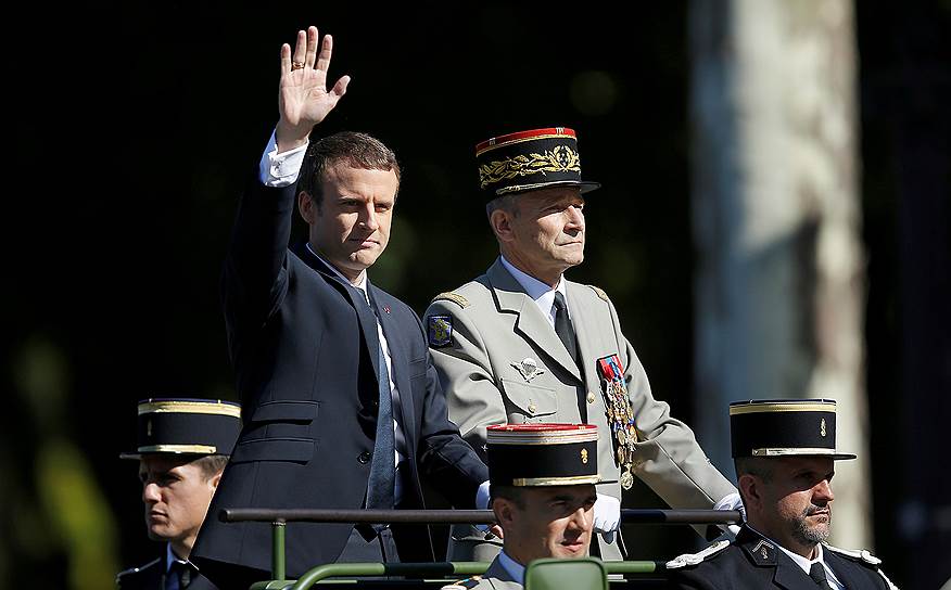 Президент Франции Эмманюэль Макрон  и бывший глава генштаба Франции генерал Пьер де 
