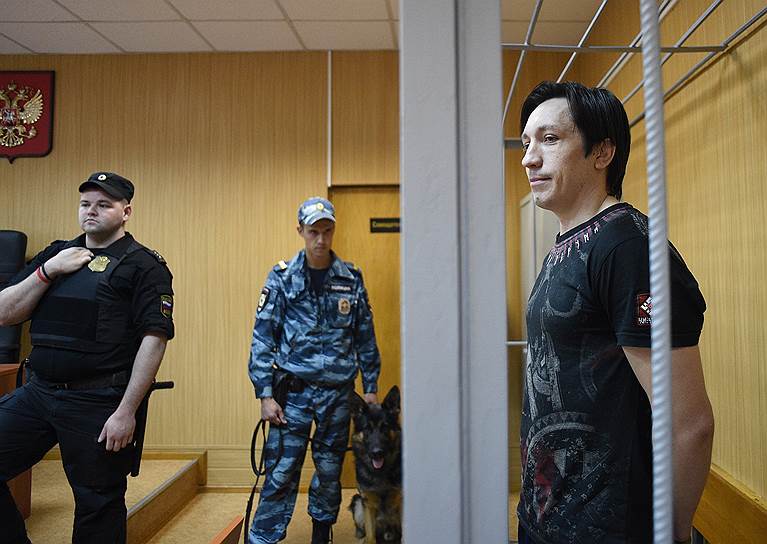 Обвиняемый в применении насилия к сотрудникам правоохранительных органов в ходе несанкционированной акции в Москве 26 марта 2017 года Станислав Зимовец (справа) 