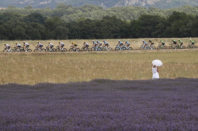 19-й этап велогонки Тур де Франс, в желтой майке — лидер общего зачета британец  Крис Фрум