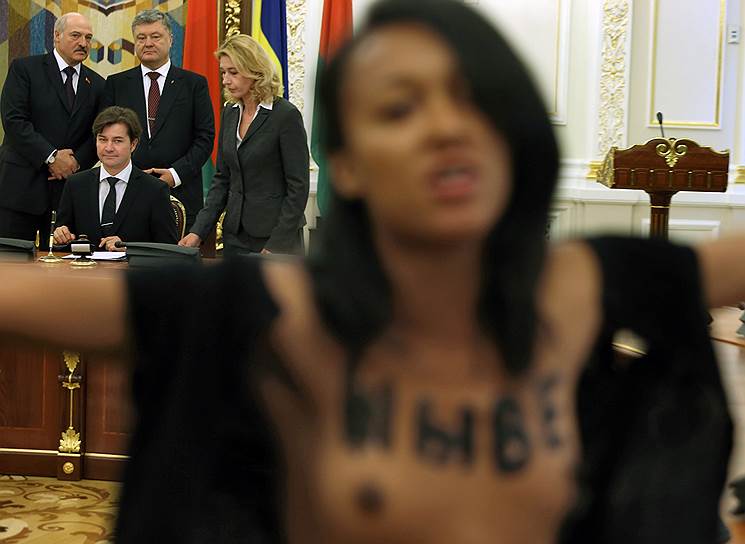 Активистка FEMEN во время визита президента Республики Беларусь Александра Лукашенко на Украину