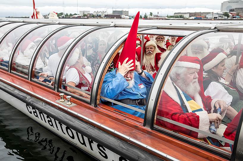 Ежегодно в датском парке развлечений Дирехавсбаккен проходит всемирный конгресс Санта-Клаусов, в Копенгагене участники прокатились по каналам