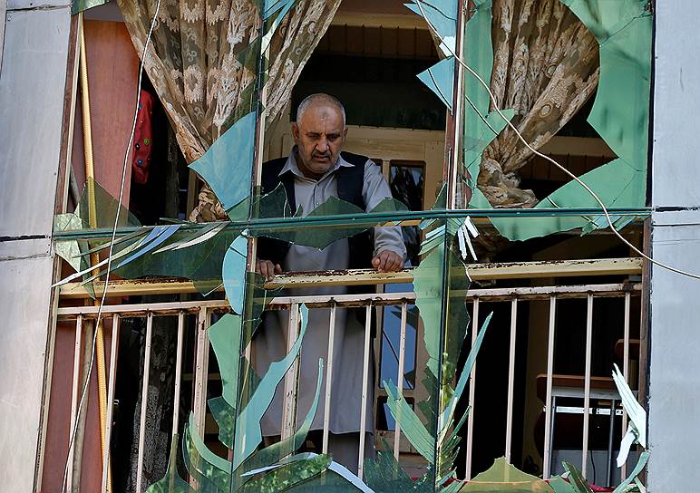 Разбитая витрина на месте взрыва машины террориста-смертника в Кабуле, Афганистан
