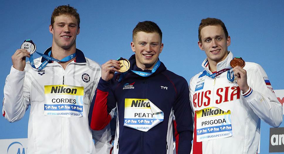 Американский пловец Кевин Кордс (слева), британец Адам Пити (в центре) и россиянин Кирилл Пригода