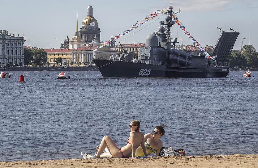 Набережная Невы во время репетиции военно-морского парада в Санкт-Петербурге