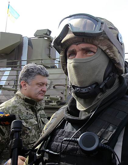 Президент Украины Петр Порошенко (слева)