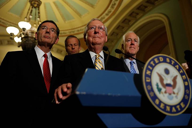 Лидер республиканского большинства Митч Макконнелл (слева), сенаторы Джон Корнин и Джон Баррассо