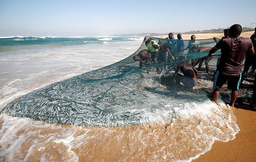 Келсо, Южная Африка. Рыбаки на пляже 