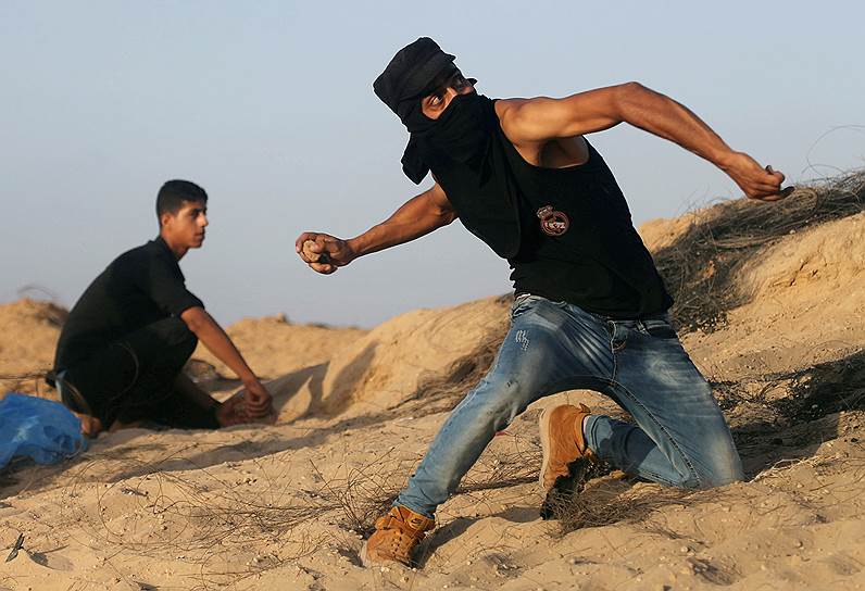 Сектор Газа. Палестинские протестующие забрасывают камнями израильских военных 