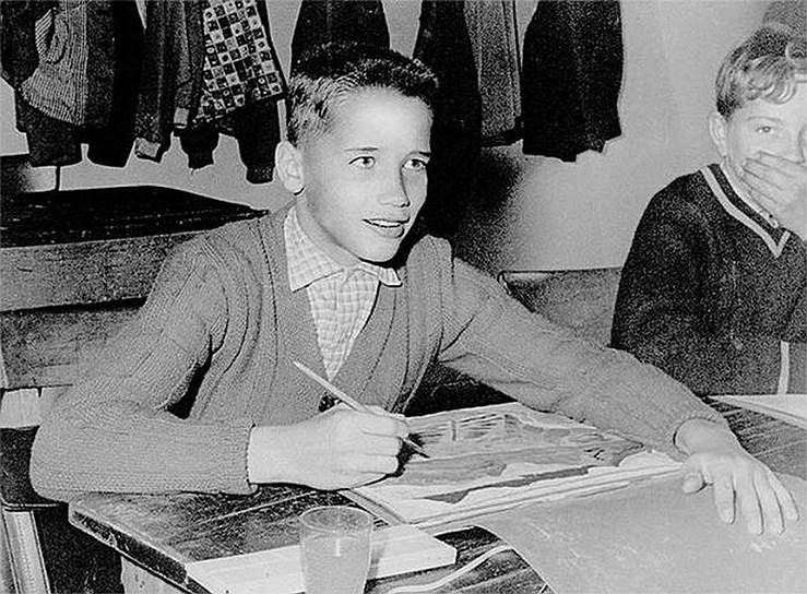 Арнольд Алоис Шварценеггер родился 30 июля 1947 года в деревне Таль в Австрии. Его отношения с родителями были непростыми: мальчик мечтал о славе и богатстве, а для родителей, исповедовавших католицизм, важнее было следование общепринятым правилам, нежели личные амбиции