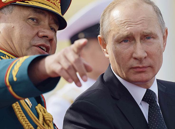 Министр обороны России Сергей Шойгу (слева) и президент России Владимир Путин в Санкт-Петербурге