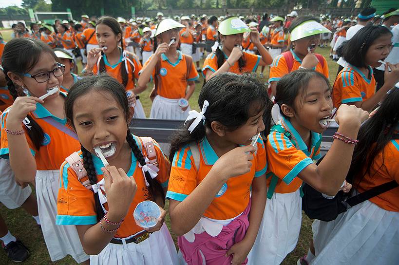 Денпасар, Индонезия. Дети чистят зубы в рамках образовательной акции