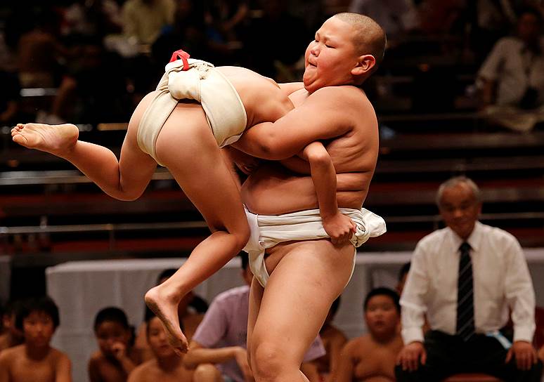Токио, Япония. Воспитанники школы сумо борются на соревнованиях