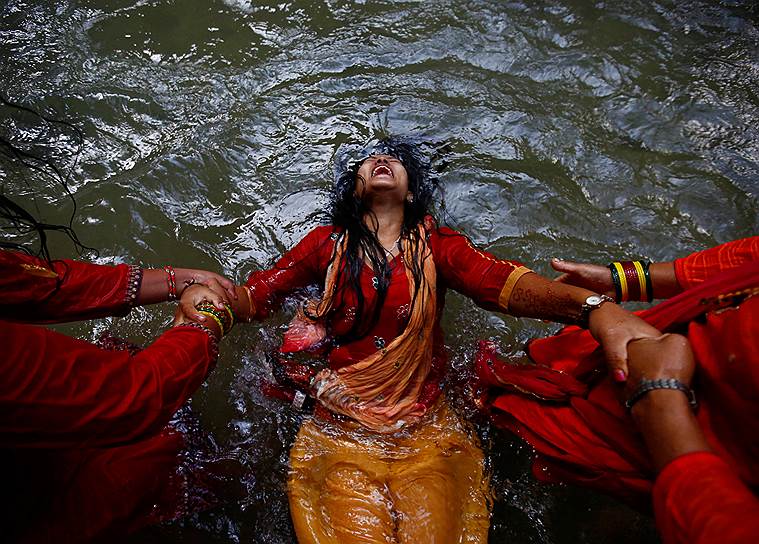 Катманду, Непал. Священное падение в реку Багмати в ходе паломничества «Бол Бом»