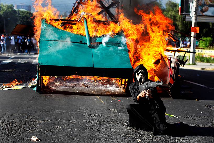 Сан-Сальвадор, Сальвадор. Участник марша памяти студентов, погибших в ходе подавления протеста в 1975 года, в образе «Крика»