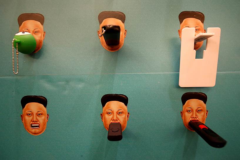 Лас-Вегас, США. Флэш-накопители в держателях с изображением северокорейского лидера Ким Чен Ына