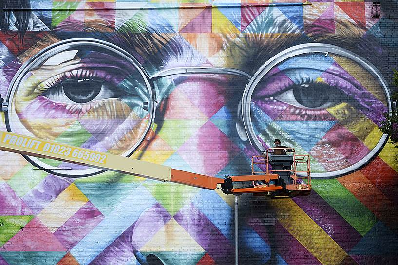 Бристоль, Англия. Художник рисует на стене портрет Джона Леннона в рамках фестиваля граффити и стрит-арта