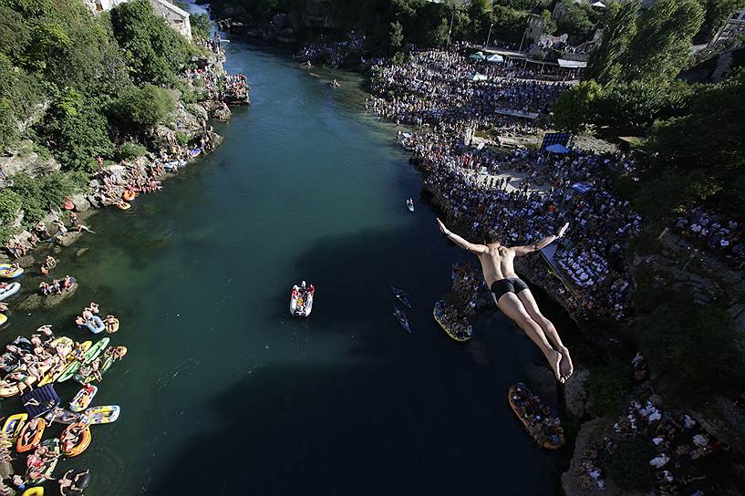 Мостар, Босния и Герцеговина. Мужчина прыгает с моста в ходе ежегодных соревнований