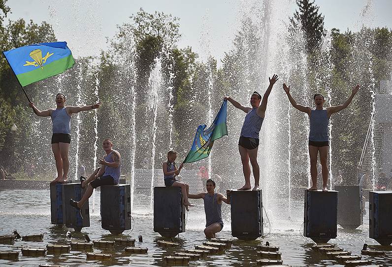 Купание в фонтане московского Парка Горького в честь дня ВДВ