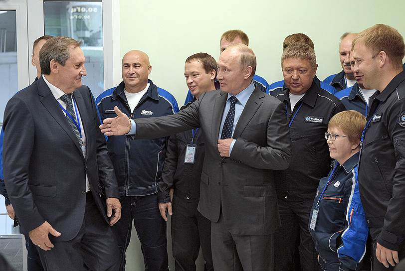 Президент России Владимир Путин (в центре) и генеральный директор ПАО «РусГидро» Николай Шульгинов (слева)