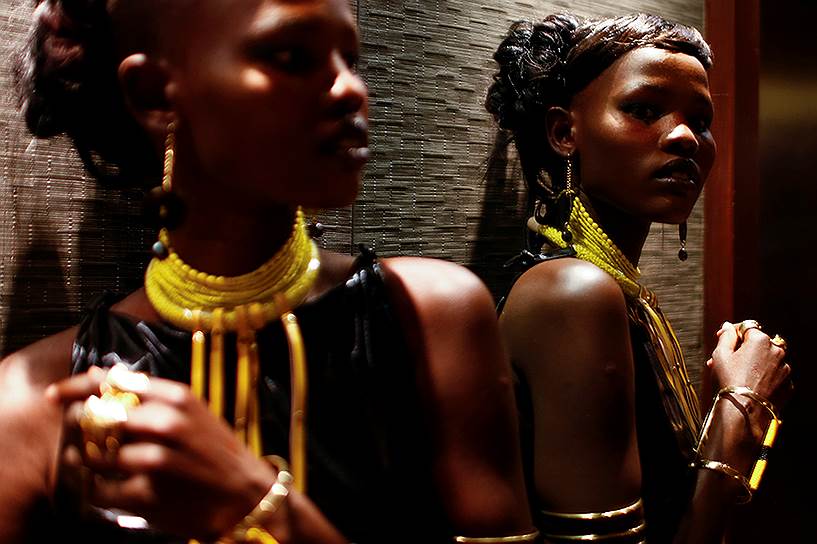 Найроби, Кения. Модель позирует перед зеркалом перед началом модного показа