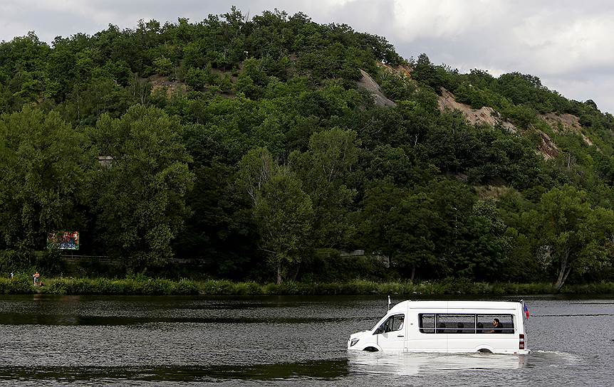 Прага, Чехия. Чешский конструктор Роберт Шубик плывет в своем микроавтобусе-амфибии по реке Влтаве