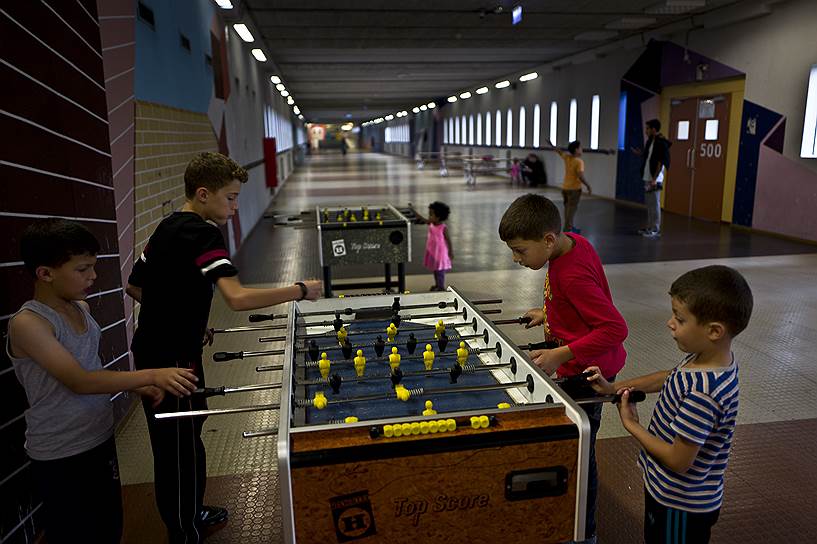 Тюремный коридор местные дети используют для игр. Они прозвали его в честь оживленной амстердамской торговой улицы Калверстрат