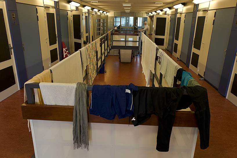 В качестве временных пристанищ для беженцев используются четыре из шести корпусов тюрьмы «Бейлмербайес»
