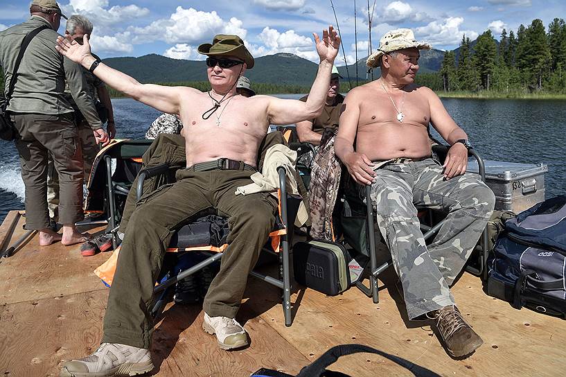 Президент России Владимир Путин и министр обороны Сергей Шойгу (справа)