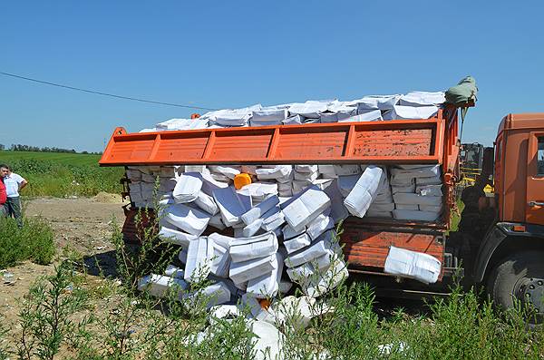 В Белгородской области на полигоне твердых бытовых отходов бульдозерами было раздавлено не менее 10 тонн запрещенного к ввозу в Россию импортного сыра