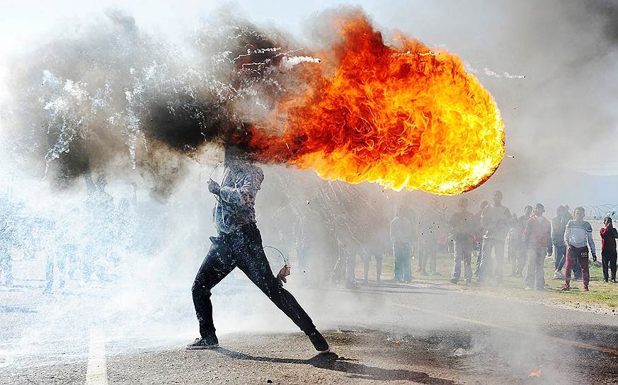 Фандулвази Джайкло, ЮАР. Протесты в городе Грабу&lt;br>
Первое место в номинации «Главные новости. Одиночная фотография»