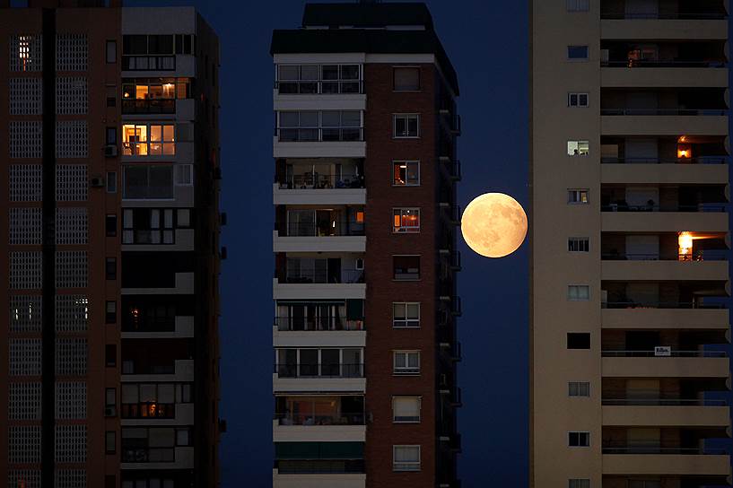 Малага, Испания. Растущая луна во время частного лунного затмения