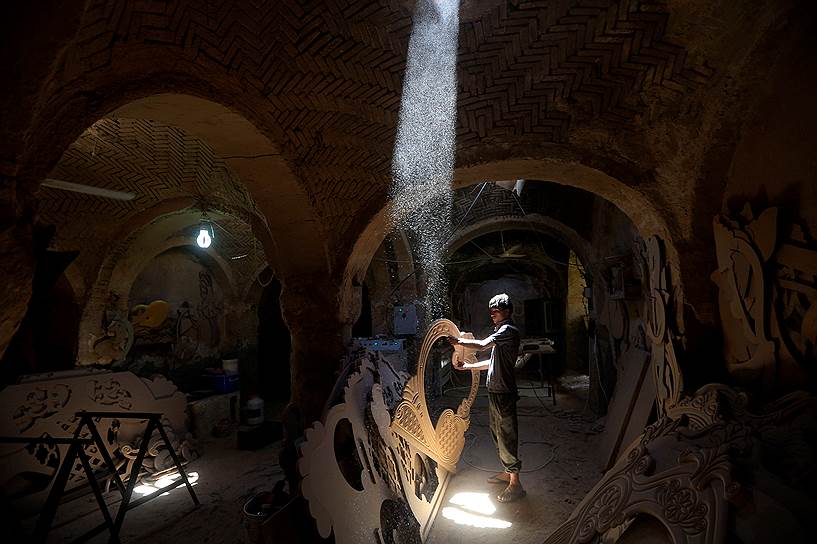 Эн-Наджеф, Ирак. Мужчина строит традиционную лодку