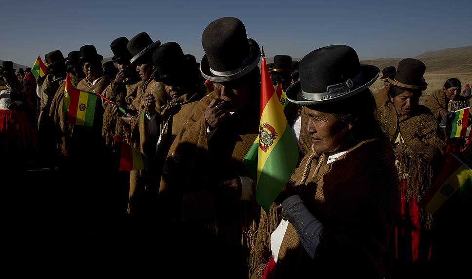 Кхасина, Боливия. Женщины индейского народа Аймара ждут начала военного парада, посвященного 192-й годовщине боливийской армии
