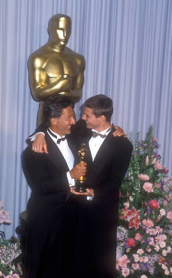 «Награды киноакадемии являются постыдными и грязными, вручение их можно сравнить лишь с конкурсами красоты»&lt;br>
За свою актерскую карьеру Хоффман семь раз номинировался на «Оскар», став ее лауреатом дважды — за главные мужские роли в «Крамер против Крамера» (1979) и «Человеке дождя» (1988). Он также является обладателем шести «Золотых глобусов», трех премий BAFTA и других наград &lt;br>
На фото: с партнером по фильму «Человек дождя» (1988) Томом Крузом