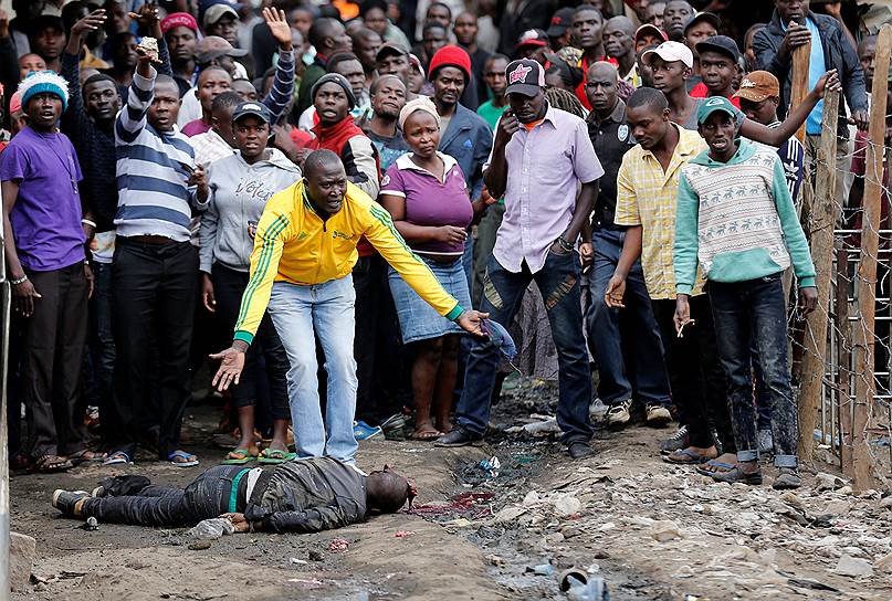 Найроби, Кения. Толпа собралась вокруг тела убитого демонстранта 