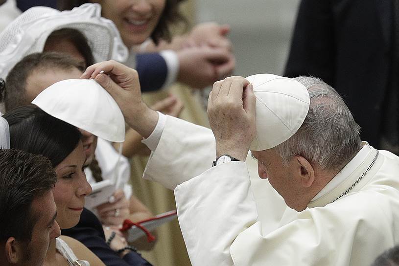 Ватикан. Папа римский Франциск обменивается шапочками с прихожанами во время еженедельной аудиенции 