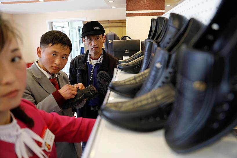 Обувной магазин в новом торговом центре в Пхеньяне