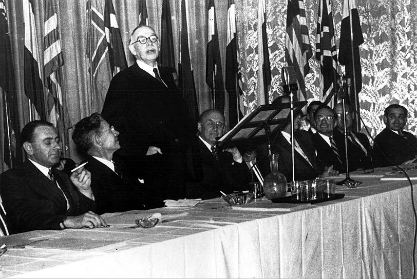 В 1944 году на конференции в американском Бреттон-Вудсе британский экономист Джон Кейнс обеспечил послевоенный валютно-торговый союз США и Великобритании