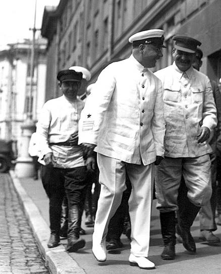Нарком Ворошилов (на фото — слева от Сталина) не должен был говорить правду о численности рейхсвера, но был обязан соврать о причинах вывода его школ из СССР