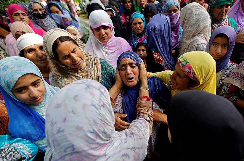 Деревня Навдал, Индия. Женщина утешает на похоронах родственницу погибшего в стычке с индийскими силами безопасности